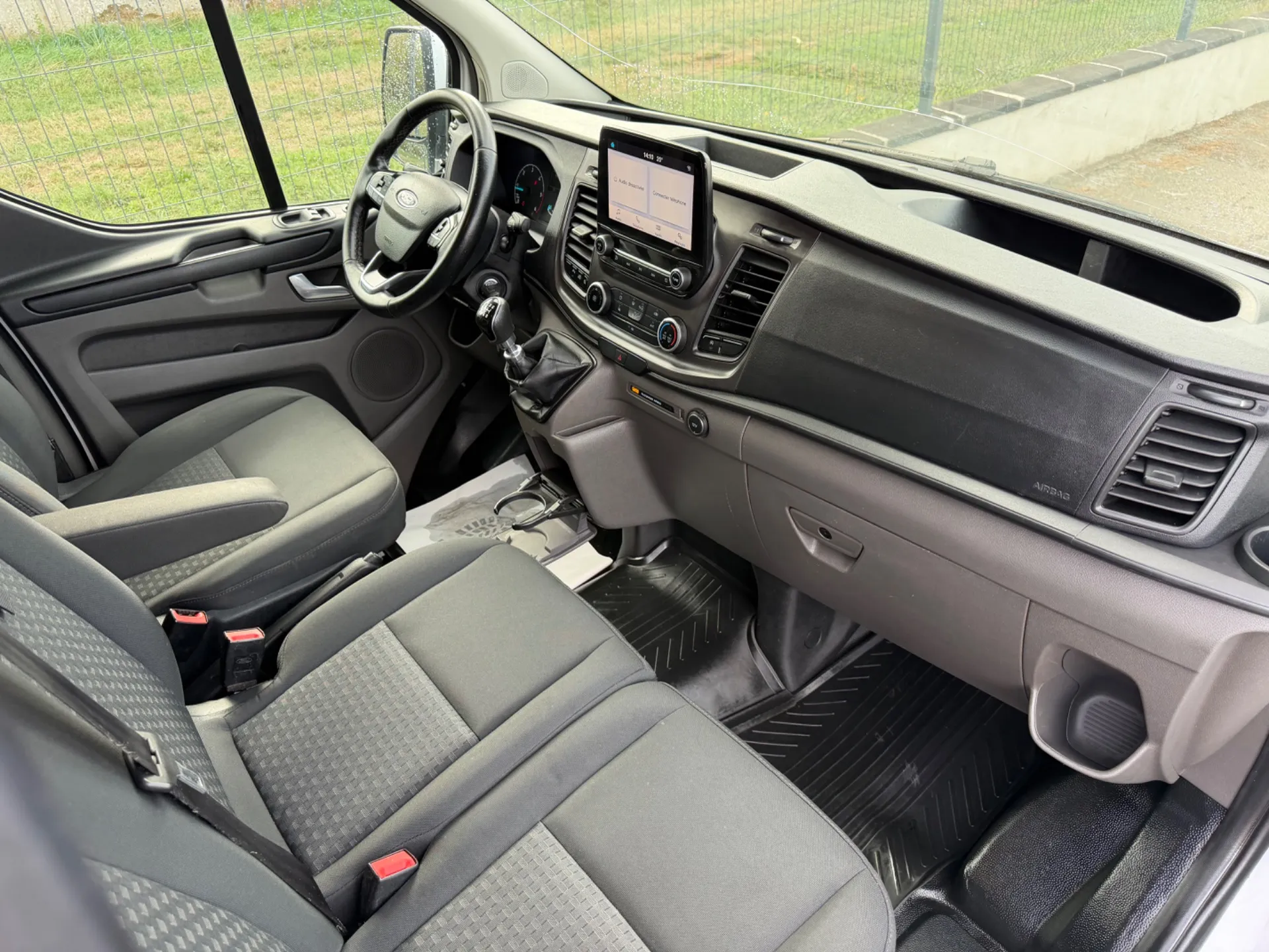 Ford Transit Custom Fourgon L2H1 2.0 TDCI 130cv BVM6 / Galerie Aluminium / Crochet d’attelage mixte / Habillage bois / Caméra de recul / CarPlay - Photo 6