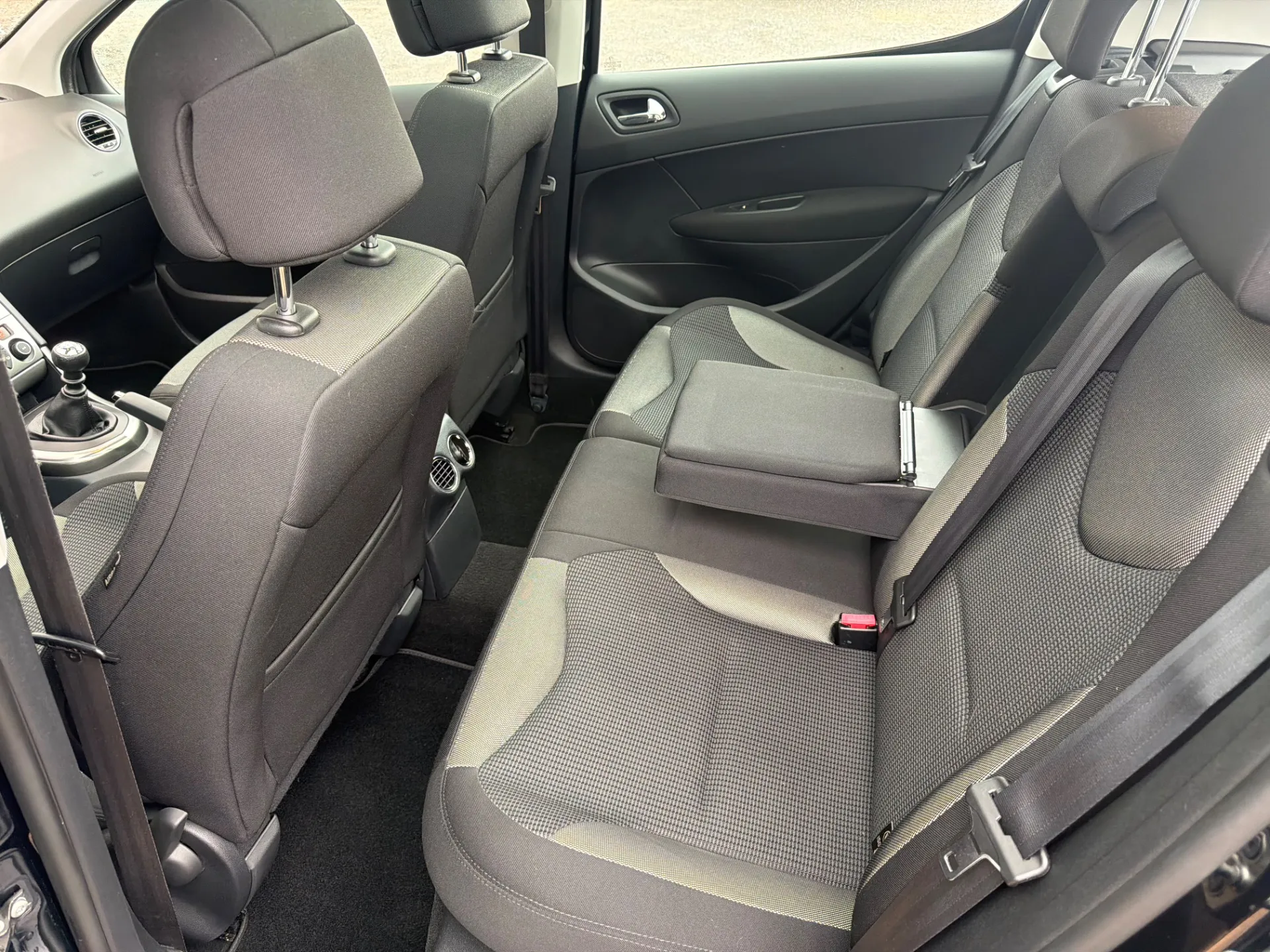 Peugeot 308 1.6l HDI 110cv Féline, 1ère Main, Excellent État général, Kit distribution neuf, 5 portes, Attelage, Climatisation, Sièges chauffants, Régulateur etc - Photo 8