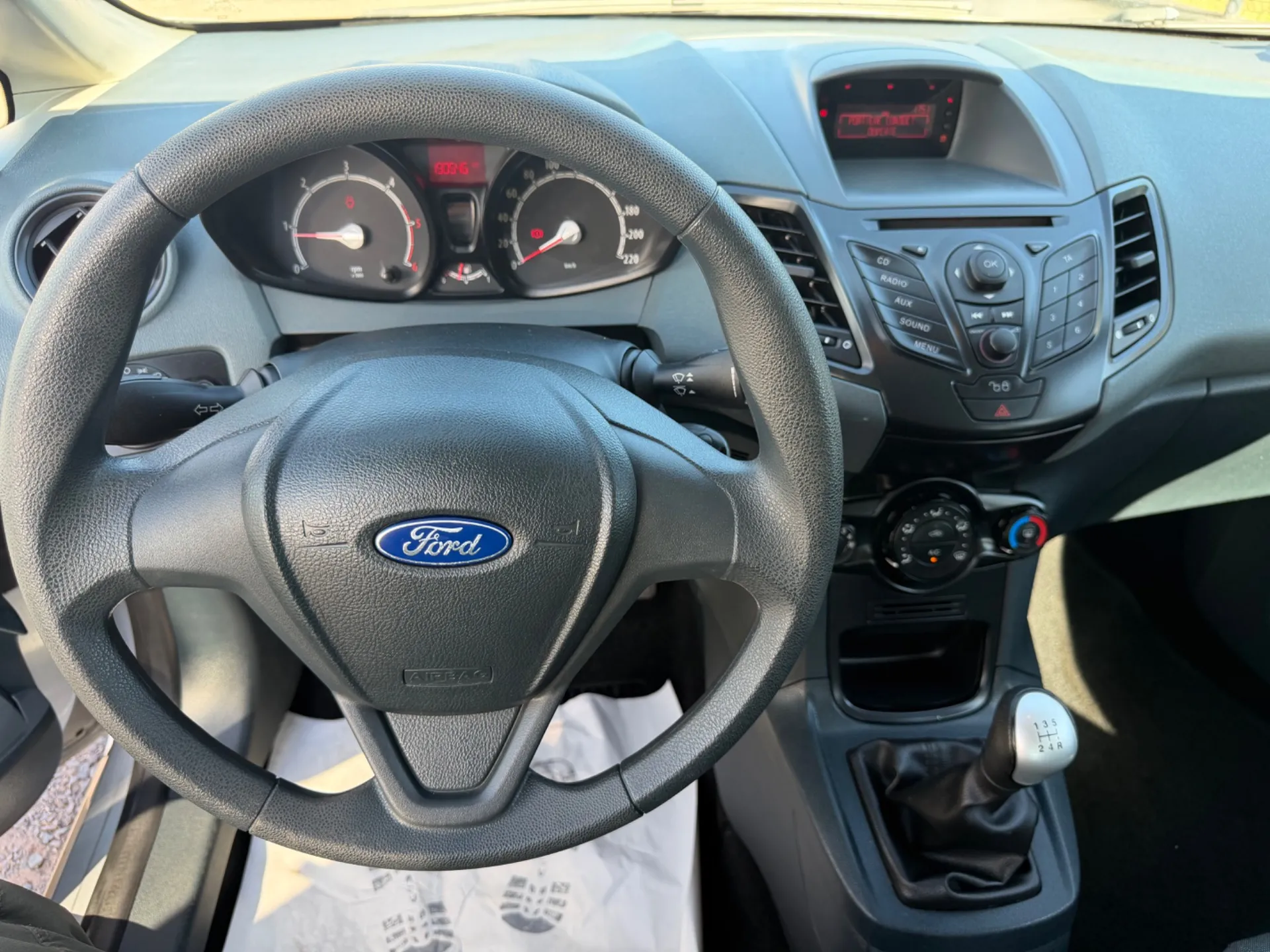 Ford Fiesta 1.4 TDCI 70cv Économique / Fiable / Très propre / Kit distribution Ok / Climatisation ok - Photo 8