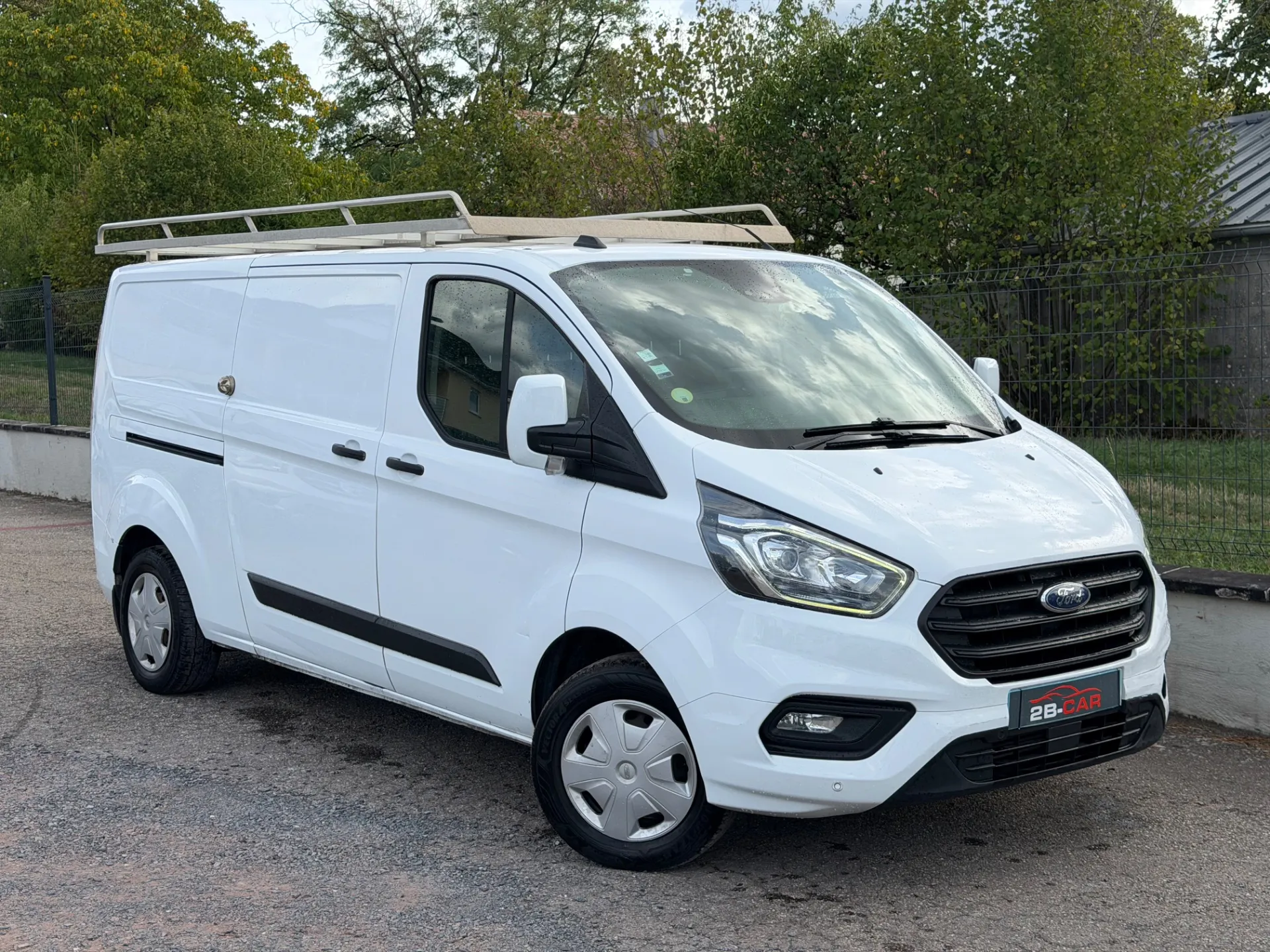 Ford Transit Custom Fourgon L2H1 2.0 TDCI 130cv BVM6 / Galerie Aluminium / Crochet d’attelage mixte / Habillage bois / Caméra de recul / CarPlay - Photo 2