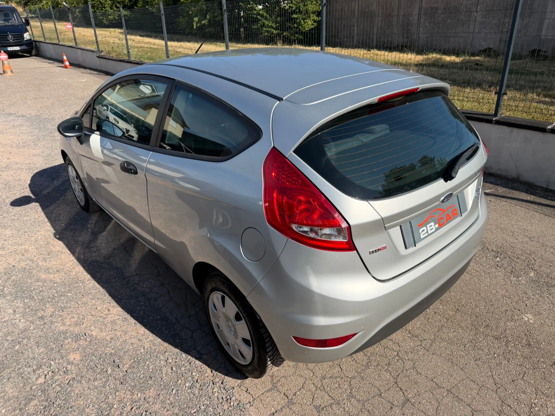 Ford Fiesta 1.4 TDCI 70cv Économique / Fiable / Très propre / Kit distribution Ok / Climatisation ok - Photo 13