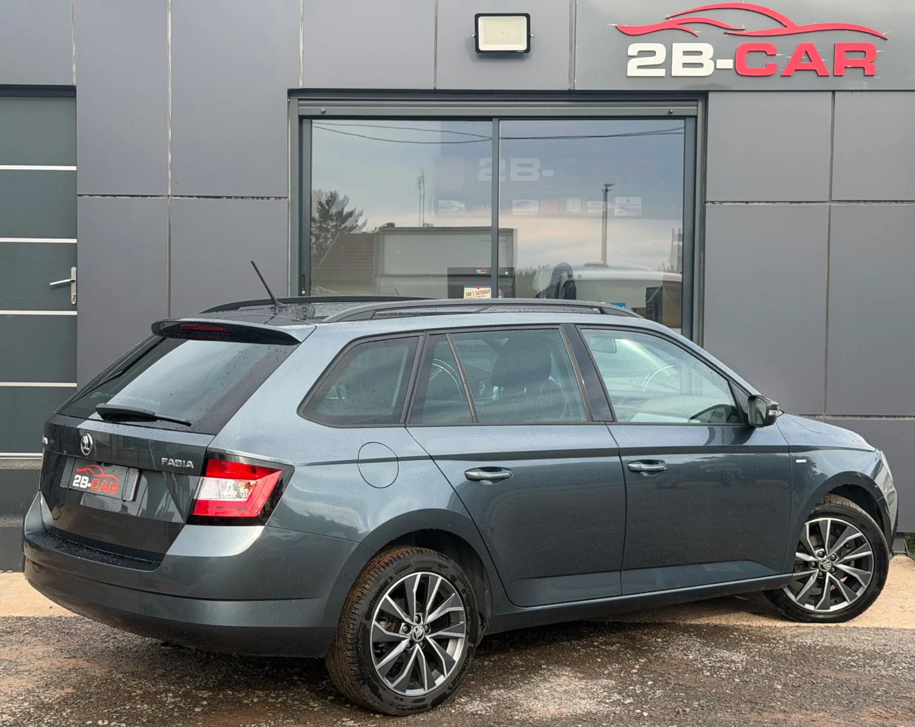 Skoda Fabia Combi 1.2 TSI 90cv DRIVE / TBE / Caméra / CarPlay / Clim / Led / KIT DISTRIBUTION NEUF / HISTORIQUE D’ENTRETIEN DISPONIBLE - Photo 4