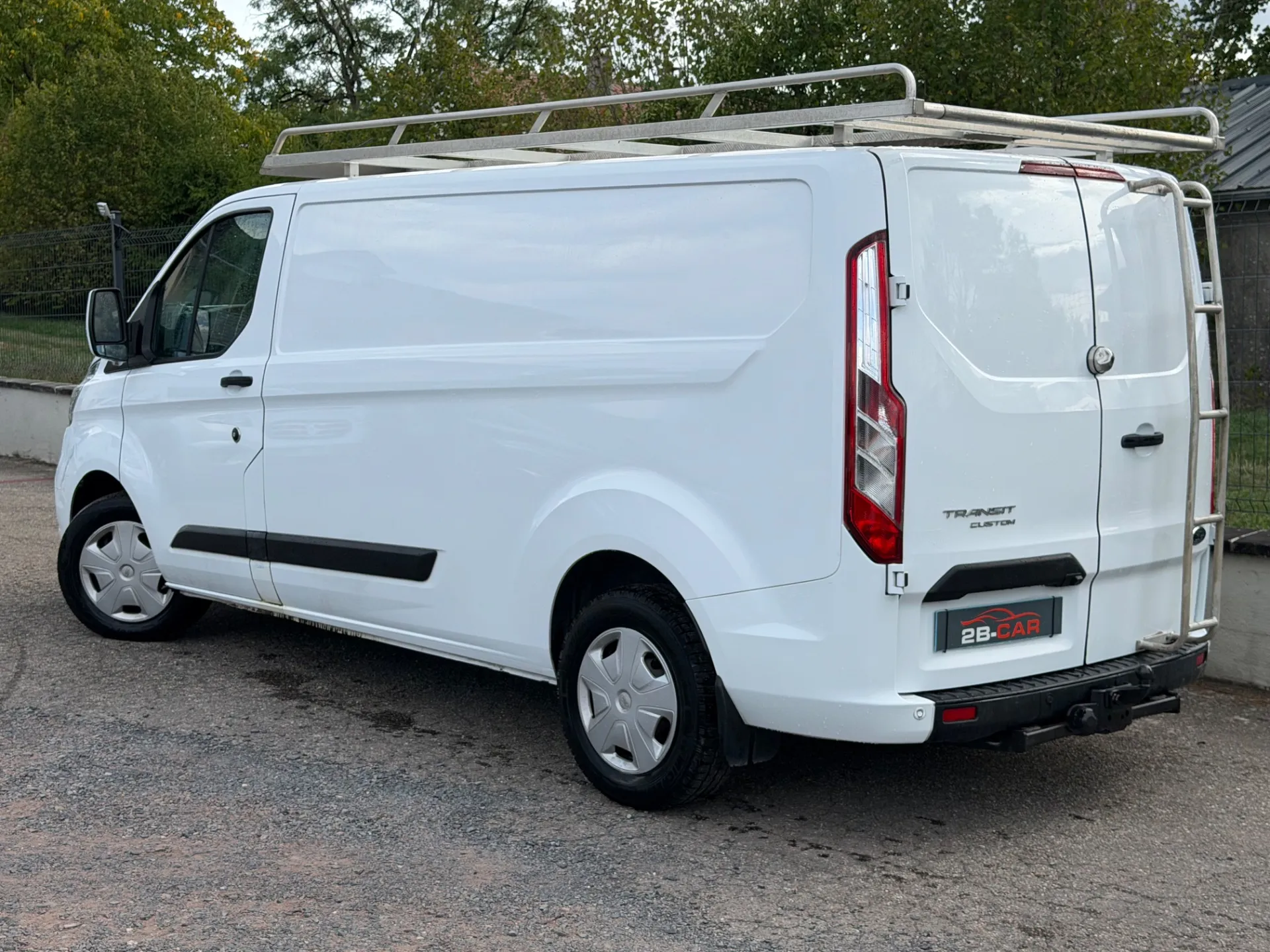 Ford Transit Custom Fourgon L2H1 2.0 TDCI 130cv BVM6 / Galerie Aluminium / Crochet d’attelage mixte / Habillage bois / Caméra de recul / CarPlay - Photo 3