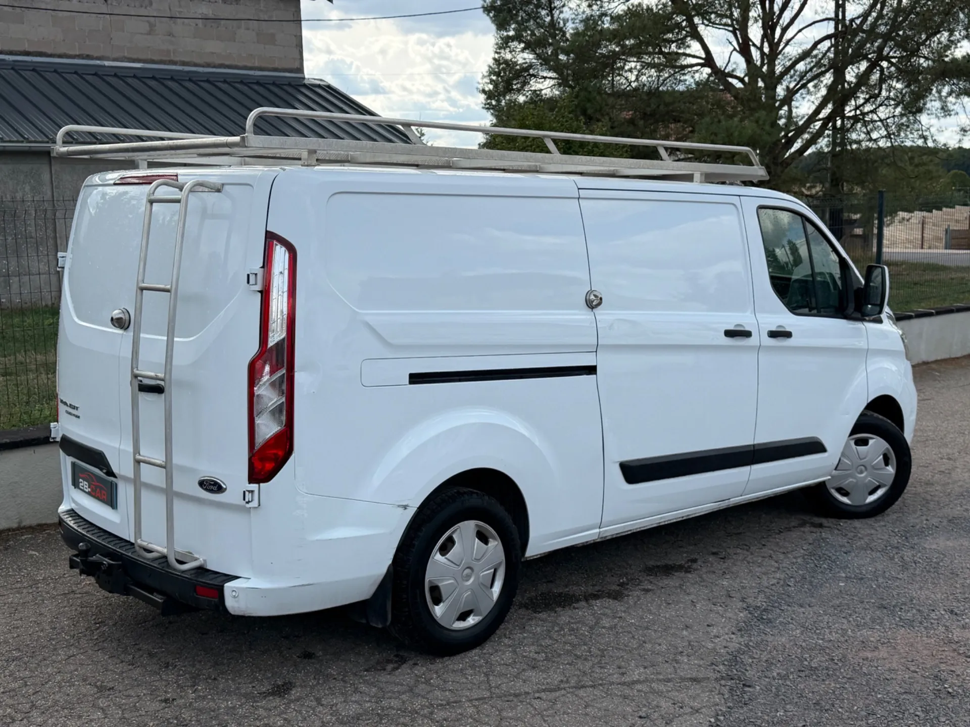 Ford Transit Custom Fourgon L2H1 2.0 TDCI 130cv BVM6 / Galerie Aluminium / Crochet d’attelage mixte / Habillage bois / Caméra de recul / CarPlay - Photo 4