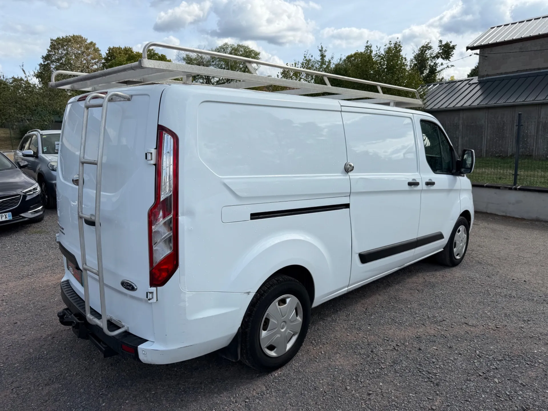 Ford Transit Custom Fourgon L2H1 2.0 TDCI 130cv BVM6 / Galerie Aluminium / Crochet d’attelage mixte / Habillage bois / Caméra de recul / CarPlay - Photo 12