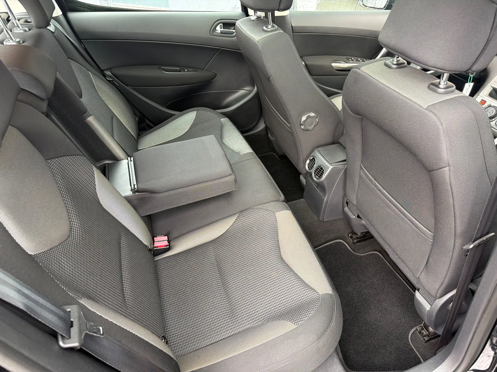 Peugeot 308 1.6l HDI 110cv Féline, 1ère Main, Excellent État général, Kit distribution neuf, 5 portes, Attelage, Climatisation, Sièges chauffants, Régulateur etc - Photo 6