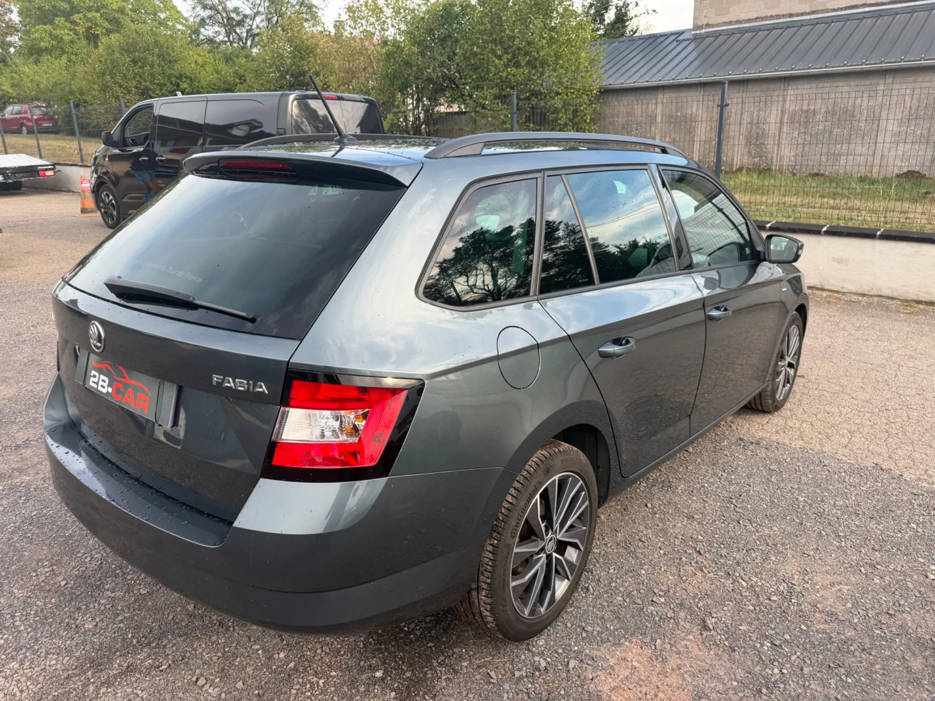 Skoda Fabia Combi 1.2 TSI 90cv DRIVE / TBE / Caméra / CarPlay / Clim / Led / KIT DISTRIBUTION NEUF / HISTORIQUE D’ENTRETIEN DISPONIBLE - Photo 13
