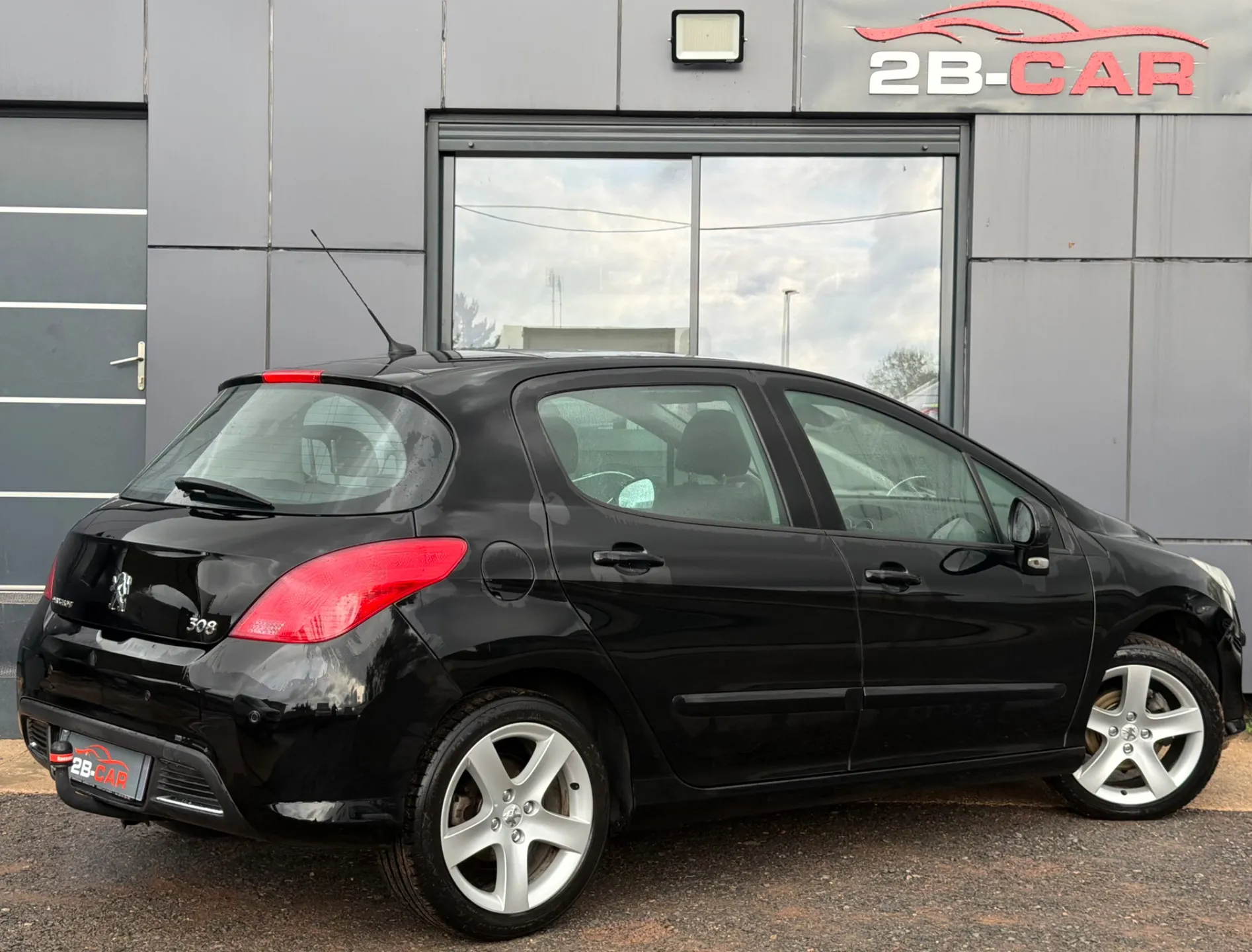 Peugeot 308 1.6l HDI 110cv Féline, 1ère Main, Excellent État général, Kit distribution neuf, 5 portes, Attelage, Climatisation, Sièges chauffants, Régulateur etc - Photo 4