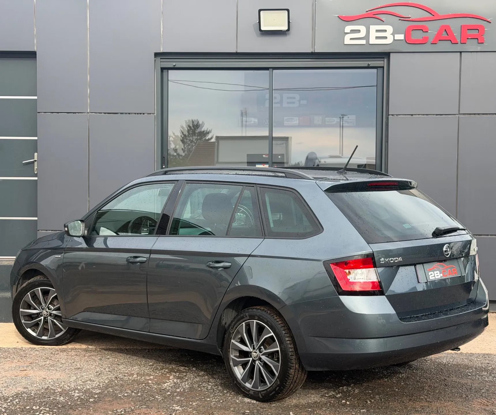 Skoda Fabia Combi 1.2 TSI 90cv DRIVE / TBE / Caméra / CarPlay / Clim / Led / KIT DISTRIBUTION NEUF / HISTORIQUE D’ENTRETIEN DISPONIBLE - Photo 3
