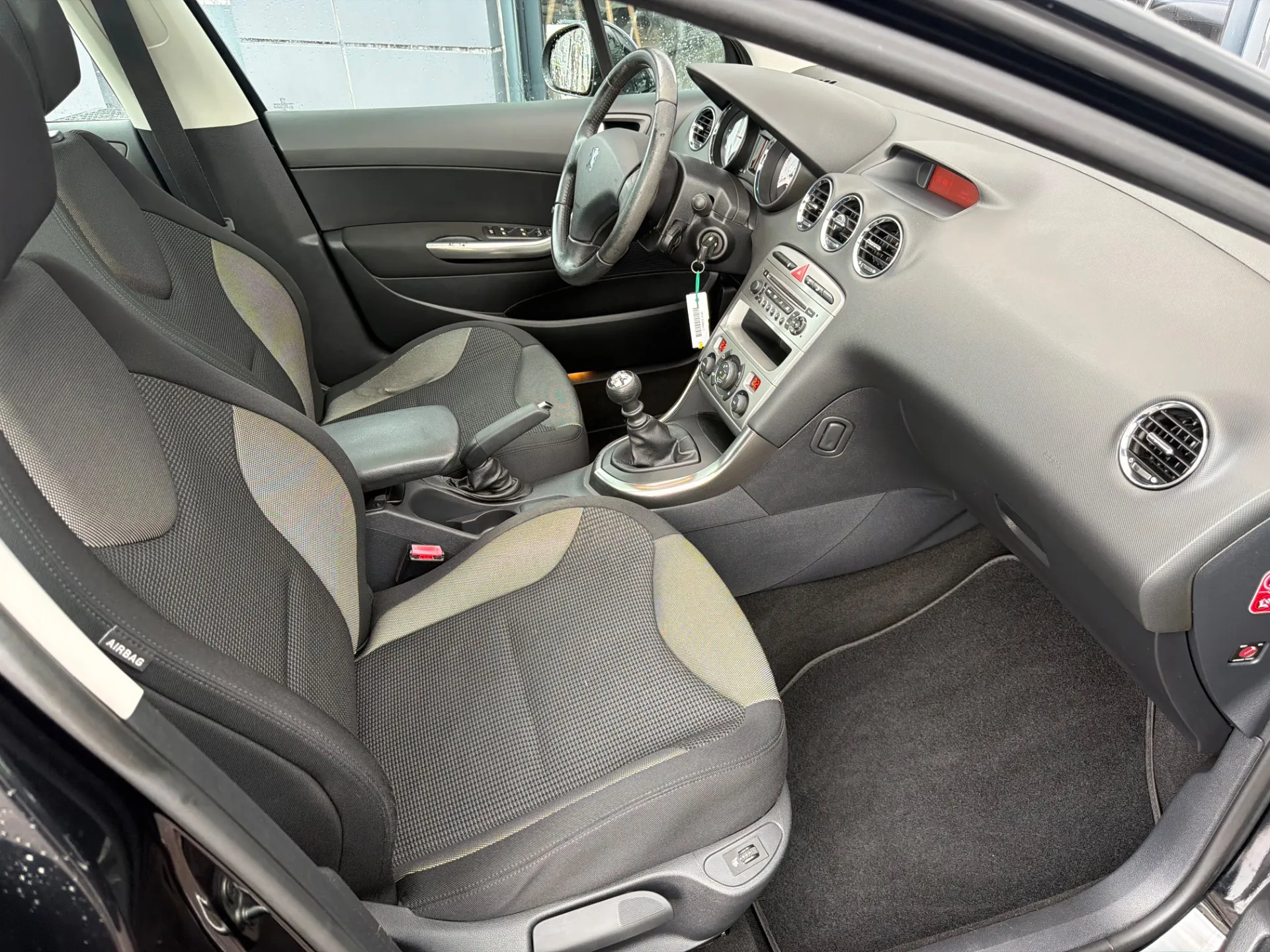 Peugeot 308 1.6l HDI 110cv Féline, 1ère Main, Excellent État général, Kit distribution neuf, 5 portes, Attelage, Climatisation, Sièges chauffants, Régulateur etc - Photo 5