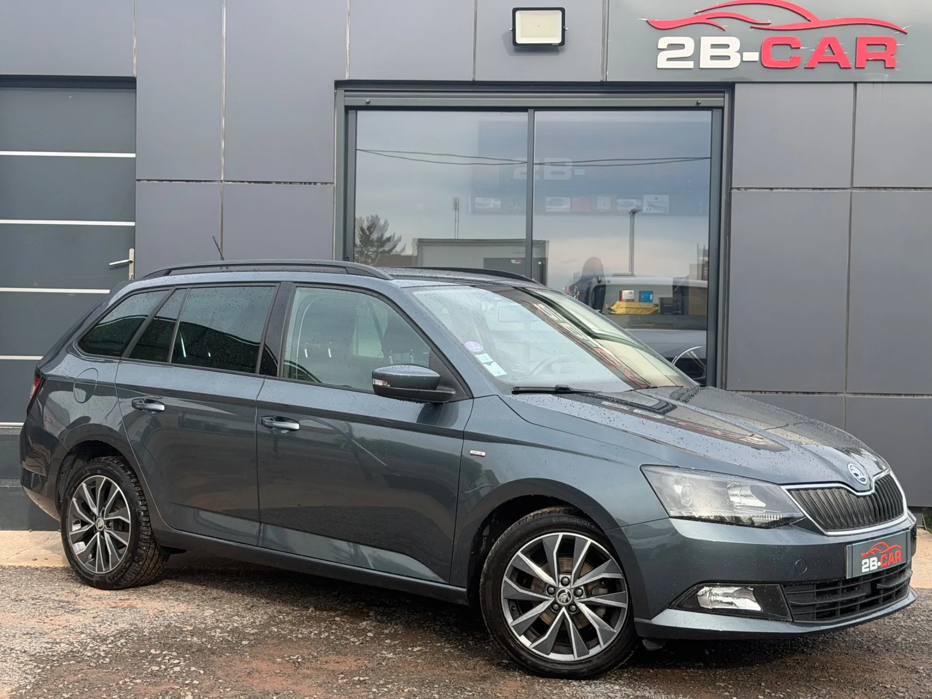 Skoda Fabia Combi 1.2 TSI 90cv DRIVE / TBE / Caméra / CarPlay / Clim / Led / KIT DISTRIBUTION NEUF / HISTORIQUE D’ENTRETIEN DISPONIBLE - Photo 2