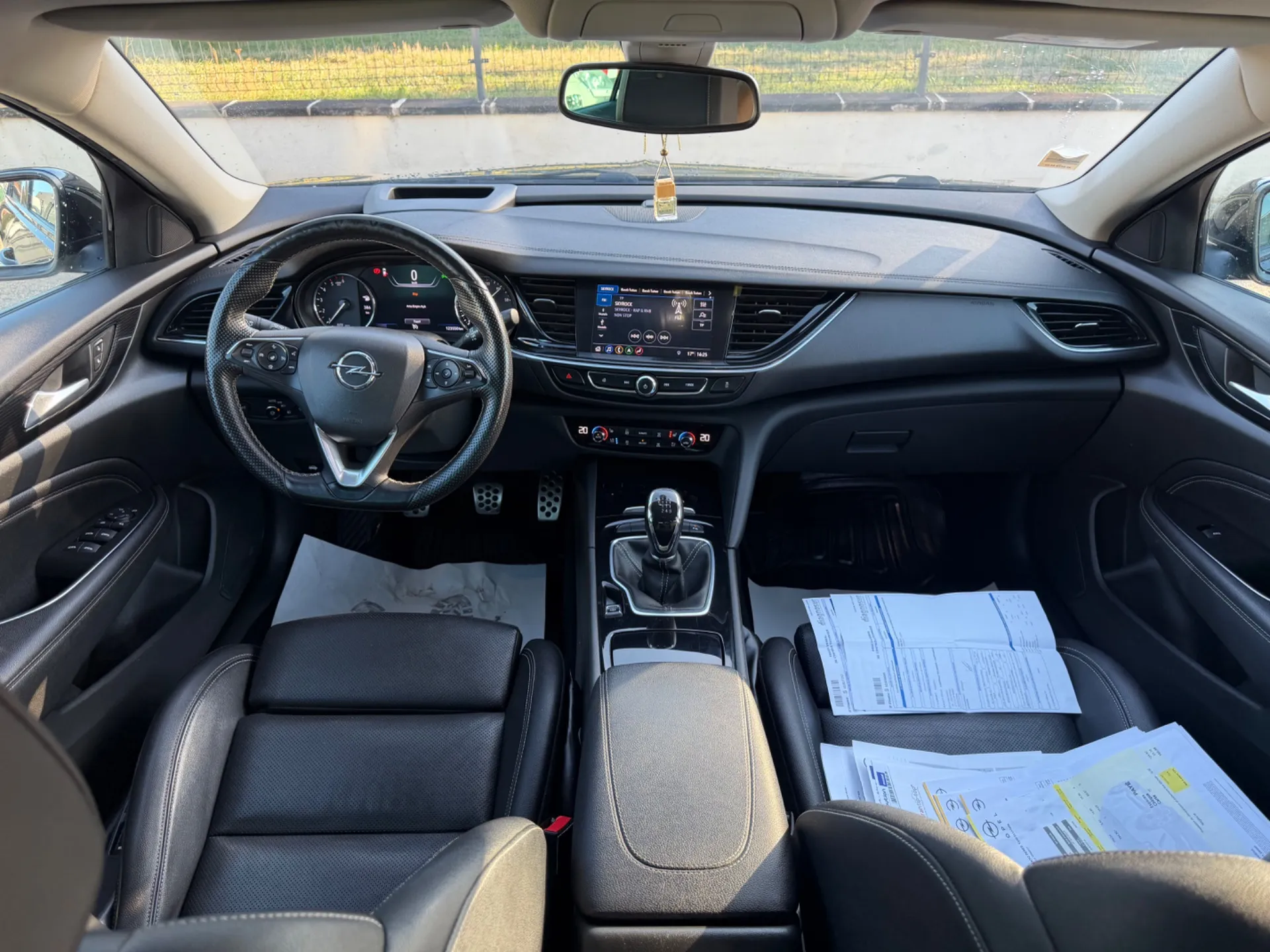 Opel Insignia Élite Exclusive 1.6 CDTI 136cv / Historique d’entretien complet / Excellent état général / Très bien équipée - Photo 17