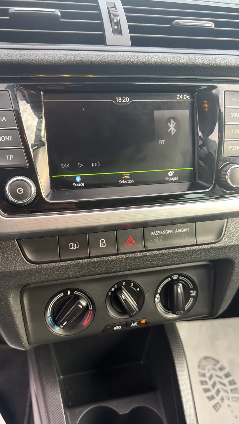 Skoda Fabia Combi 1.2 TSI 90cv DRIVE / TBE / Caméra / CarPlay / Clim / Led / KIT DISTRIBUTION NEUF / HISTORIQUE D’ENTRETIEN DISPONIBLE - Photo 9